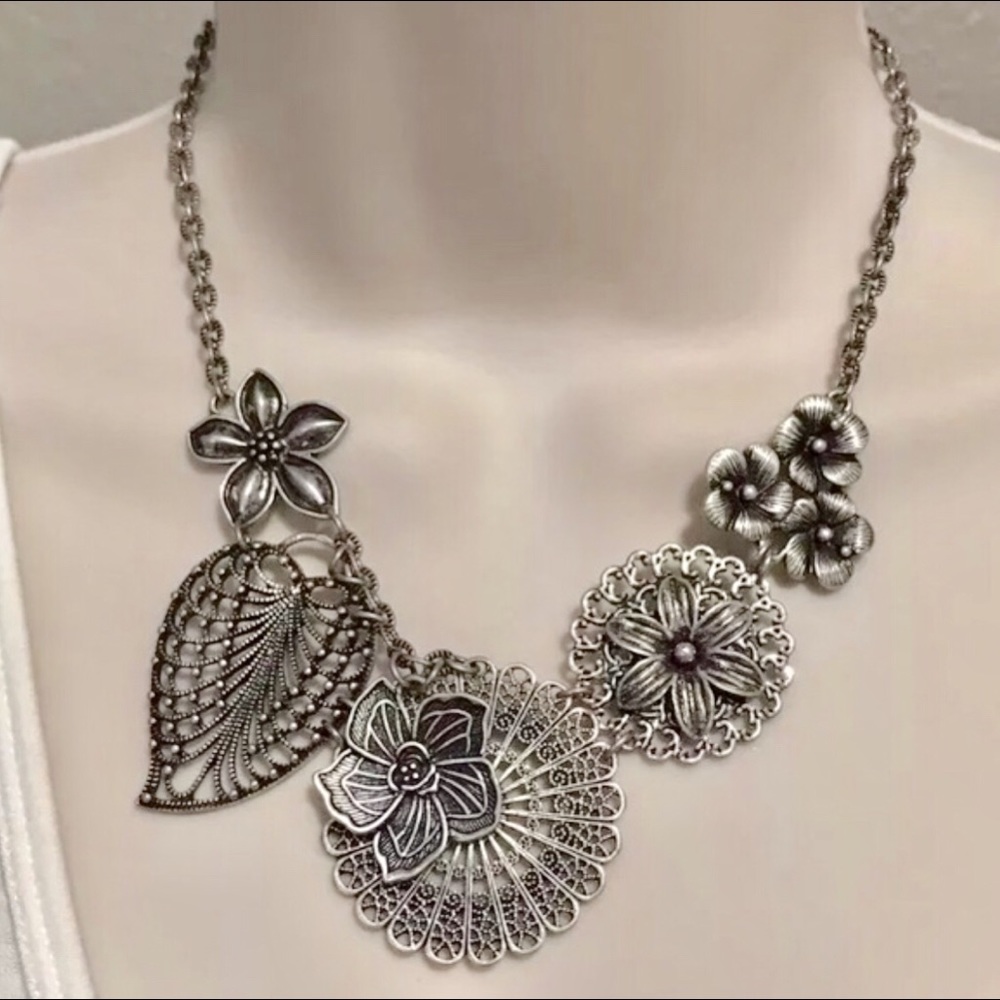 Premier Designs Flower Necklace